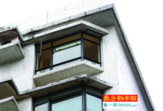 出事的顶层阳台可看到有一扇窗已脱落。南都记者 陈坤荣 摄