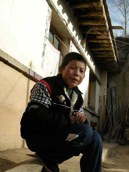 12岁的大儿子杨斌文发烧已经第三天了，站在没有生炉子的屋里孩子有些发抖