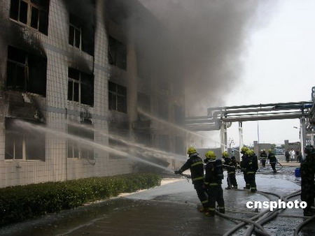 浙江台州药厂爆炸起火整个车间几乎被烧毁