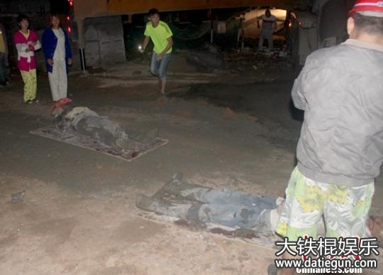 现场救出躺在木板上的被埋工人师傅。　钟欣 摄