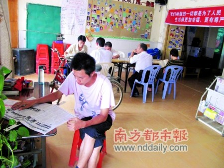  “小小草”主要为外来工免费提供读书、看报、看电影，以及组织郊游、唱歌等文化娱乐服务，服务的社区约有十几万外来工，但每日进入该信息中心的外来工只有100多人。
